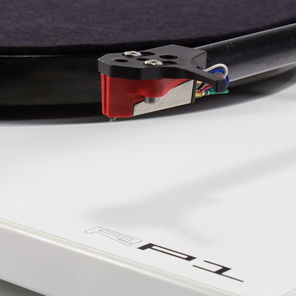 Cellule Rega Bias 2 sur une platine vinyle Rega RP1