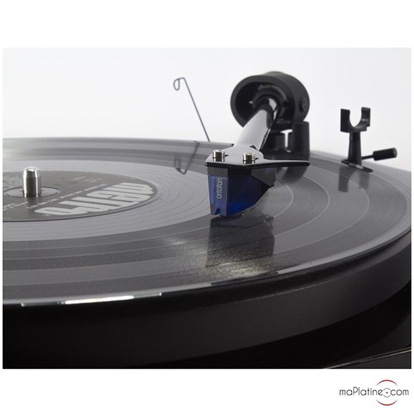 Pro-Ject Debut Carbon 2M Blue turntable