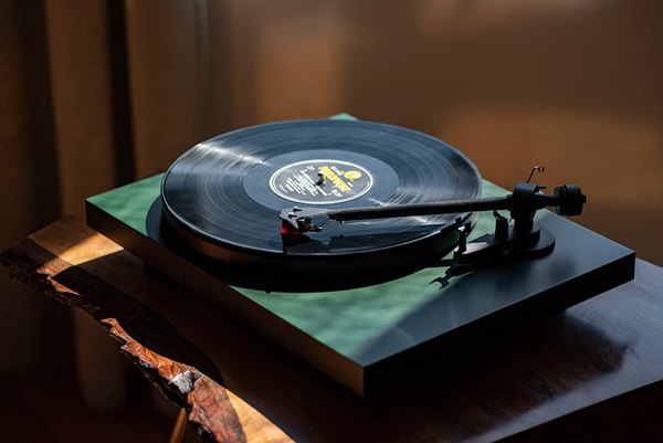 Platine vinyle Pro-Ject Debut Carbon EVO