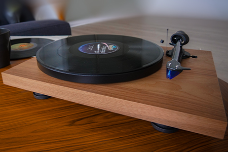 Découvrez la platine vinyle Pro-Ject Debut Carbon EVO 2M Blue
