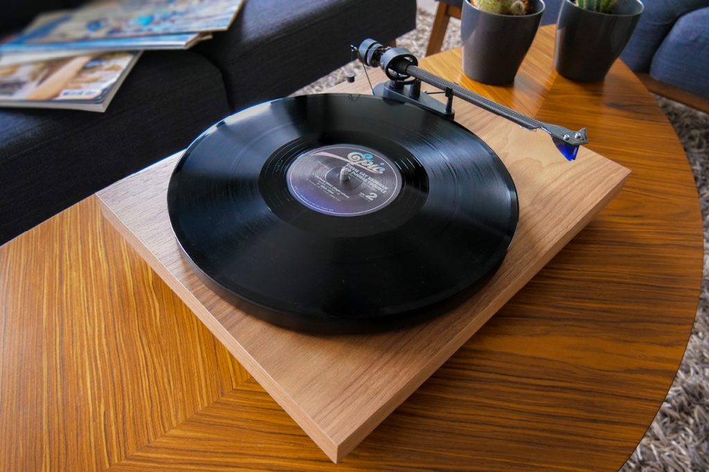 Découvrez la platine vinyle Pro-Ject Debut Carbon EVO 2M Blue