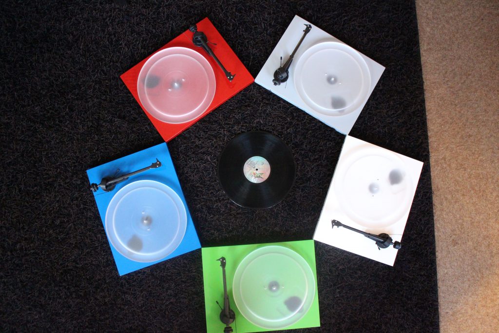 Déclinaisons de couleurs de la platine vinyle Debut Carbon Déclinaisons de couleurs de la platine vinyle Debut Carbon