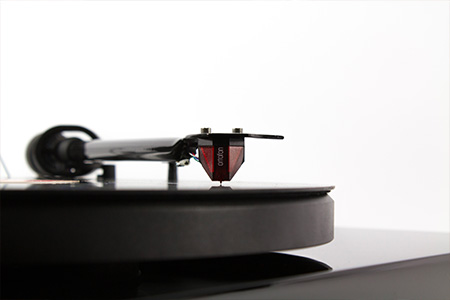 PLatine vinyle Debut Carbon avec cellule 2M Red