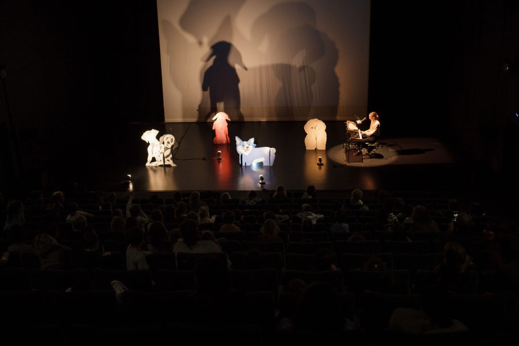 Ellie James en performance pour le ciné-concert Doggo - Yann Buffeteau