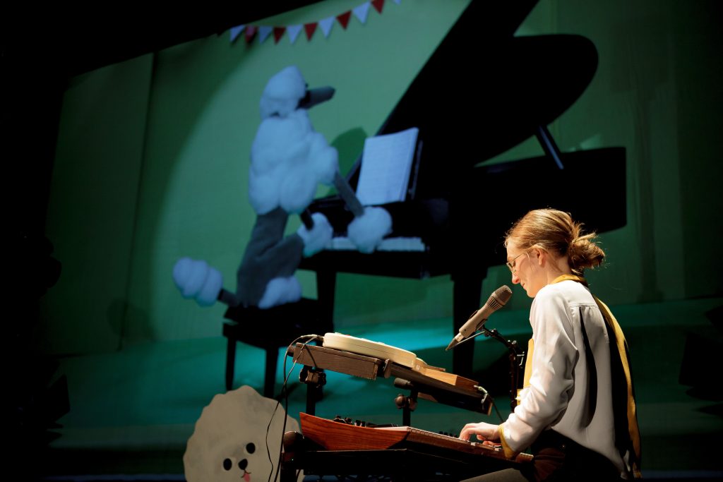Ellie James en performance pour le ciné-concert Doggo - Yann Buffeteau Ellie James en performance pour le ciné-concert Doggo - Yann Buffeteau