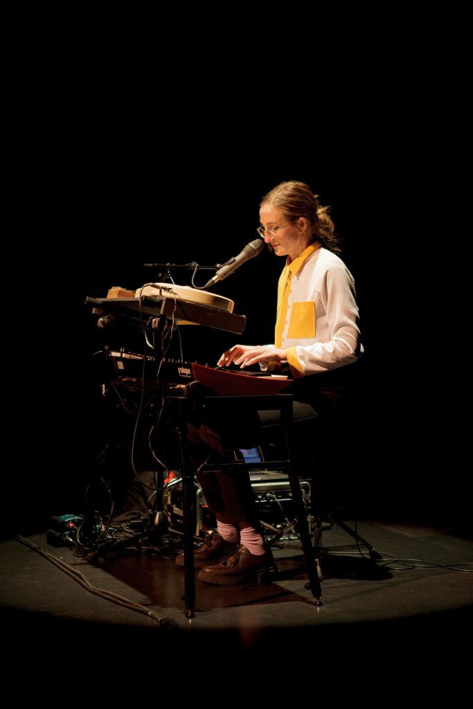 Ellie James en performance pour le ciné-concert Doggo - Yann Buffeteau Ellie James en performance pour le ciné-concert Doggo - Yann Buffeteau