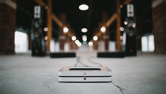 En savoir plus sur le lecteur réseau Bluesound Node X Lecteur réseau Bluesound Node X lifestyle