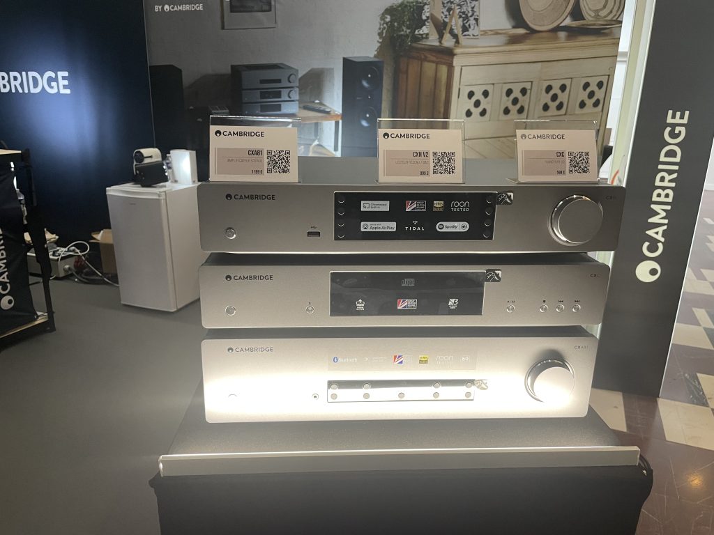 Équipement Cambridge Audio Transport CD CXC, lecteur réseau DAC CXN V2 et amplificateur intégré CXA81