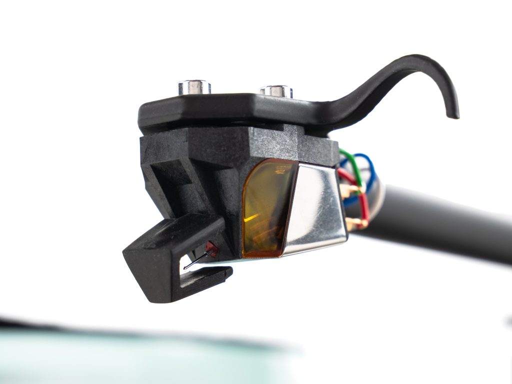 Détails de la cellule MM Rega Nd9 avec protège-cellule montée sur la platine P6 RS