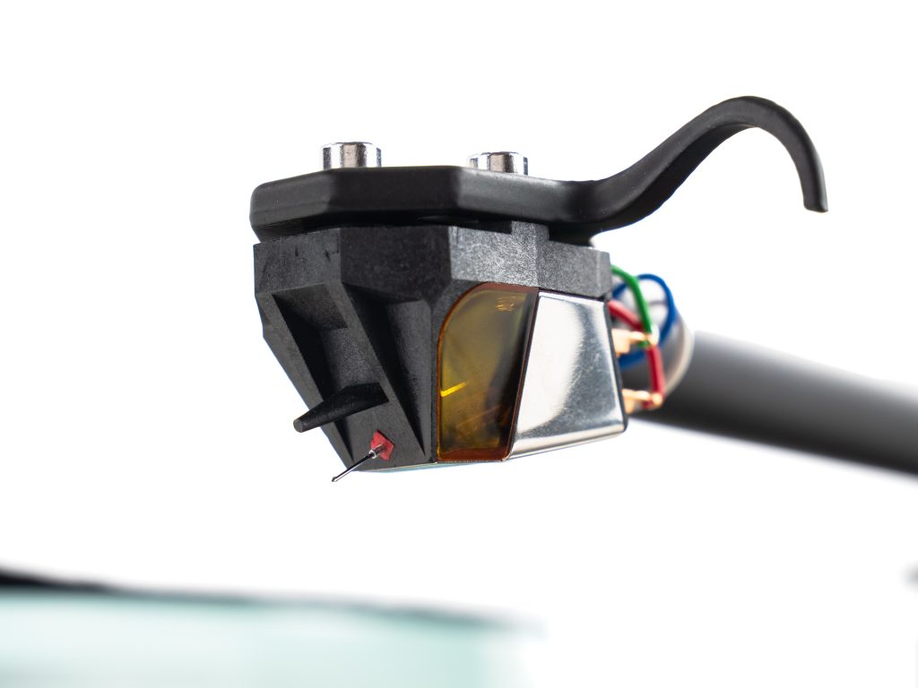 Détails de la cellule MM Rega Nd9 avec montée sur la platine P6 RS