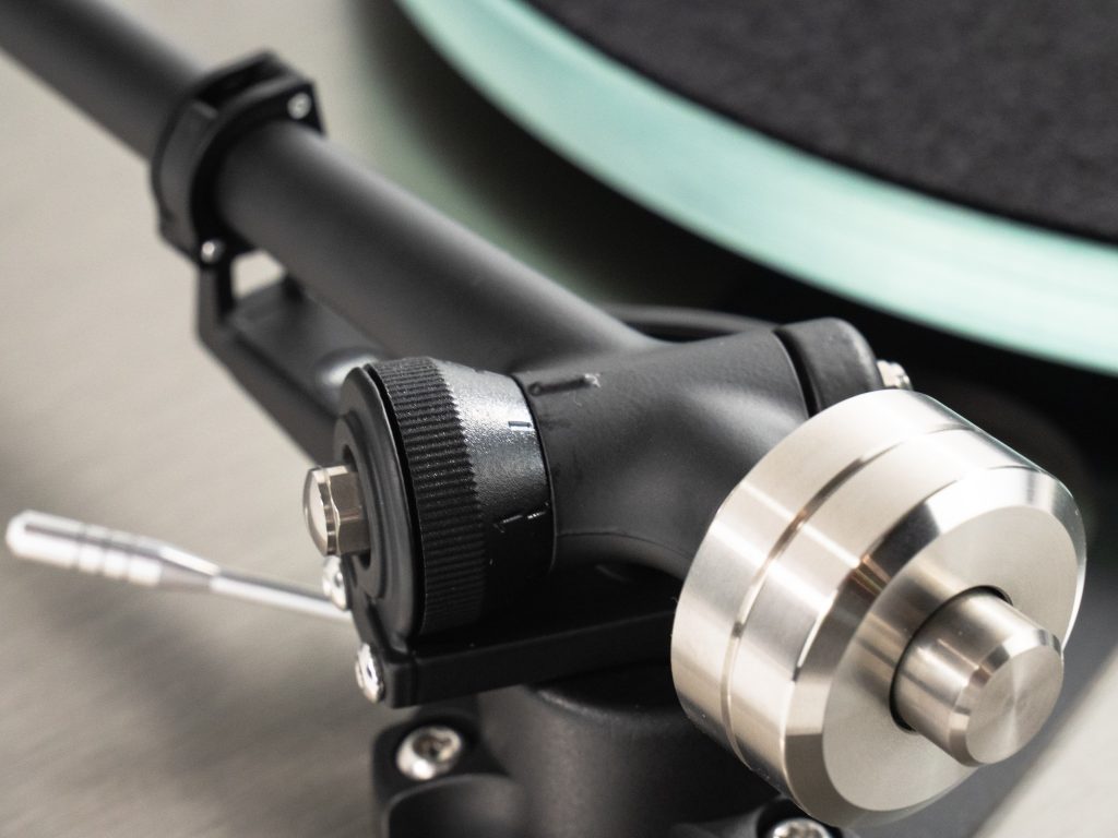 Détails arrière bras Rega RB880 de la platine Rega P6 RS