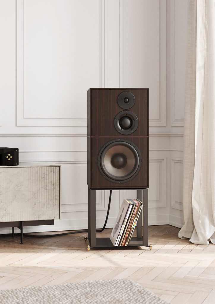 Enceintes Atalante 5 Revival Audio sur pieds Lifestyle Photo dans un salon des enceintes Atalante 5 installées sur leur pied de la marque Revival Audio