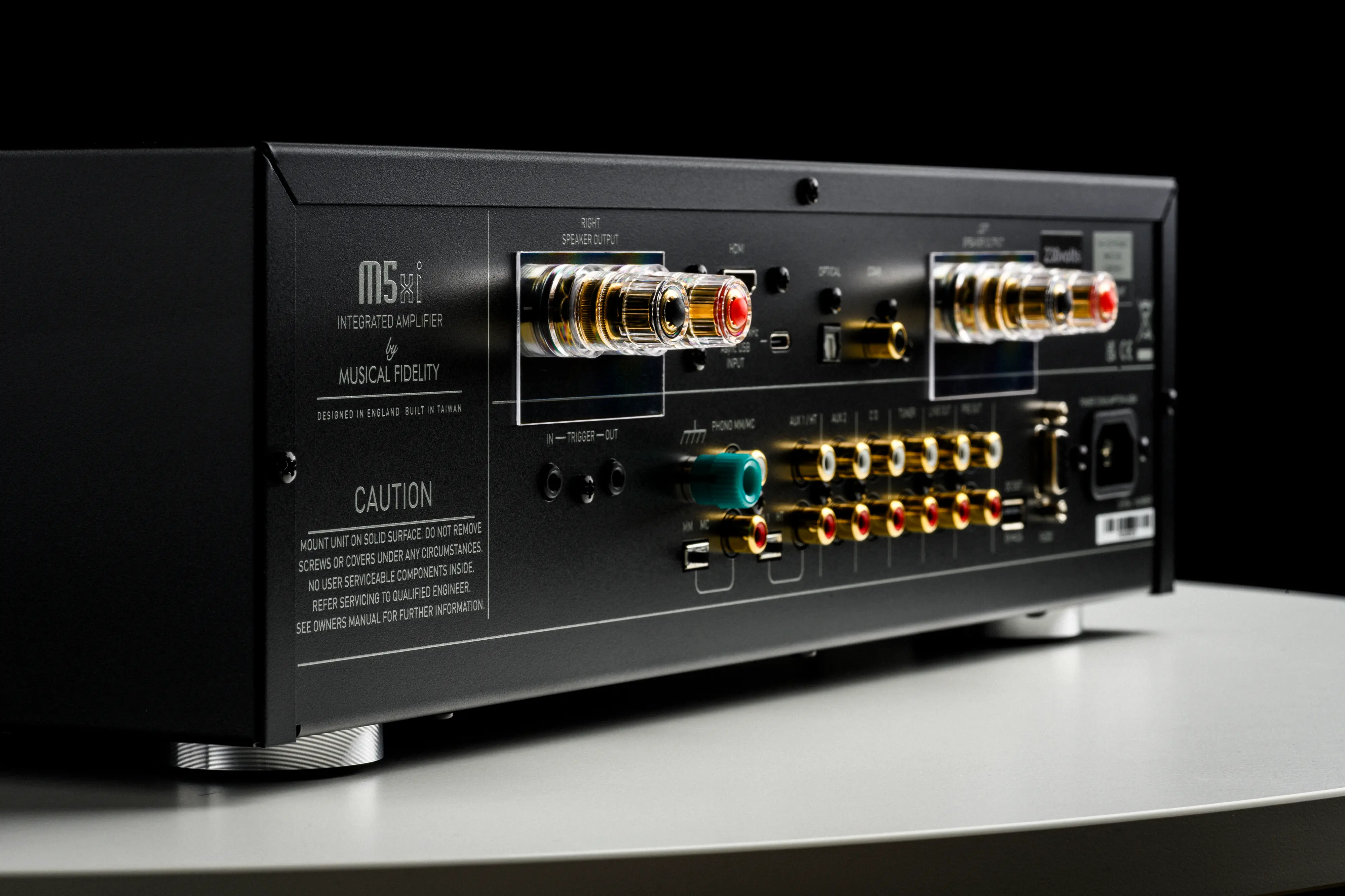 Façade arrière de l'amplificateur Musical Fidelity M5 xi