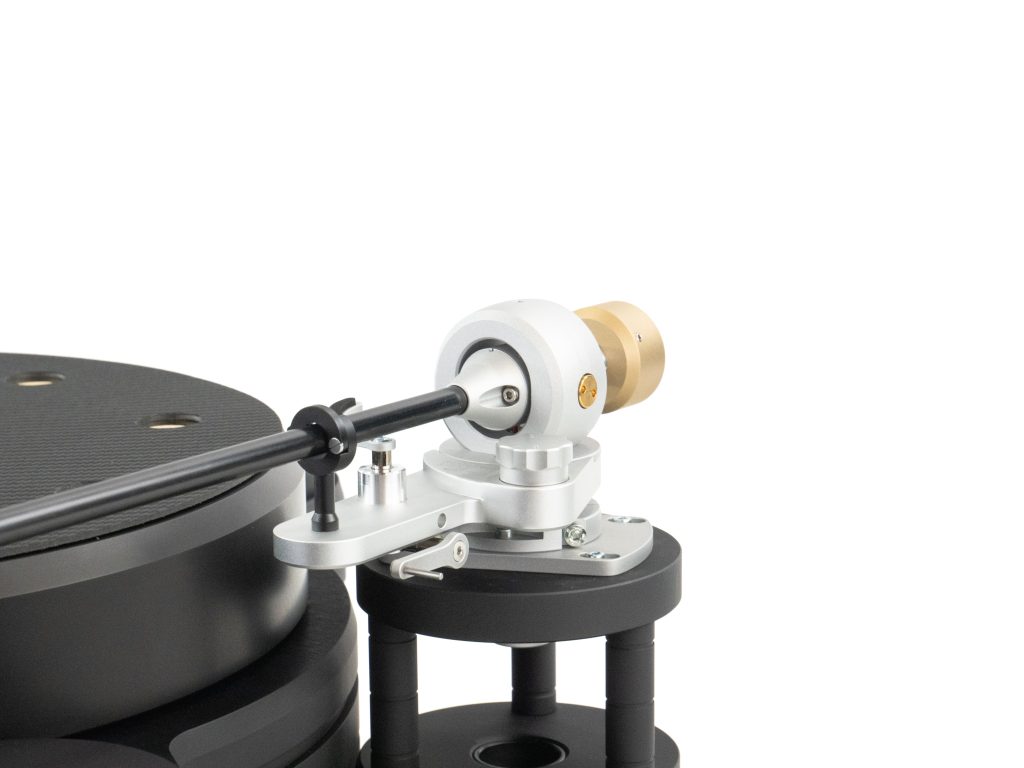 Platine vinyle Hurricane NEO + TA-2000 Acoustic Signature Focus Photo focus sur le bras TA-2000 monté sur la platine vinyle Hurricane NEO Acoustic Signature.