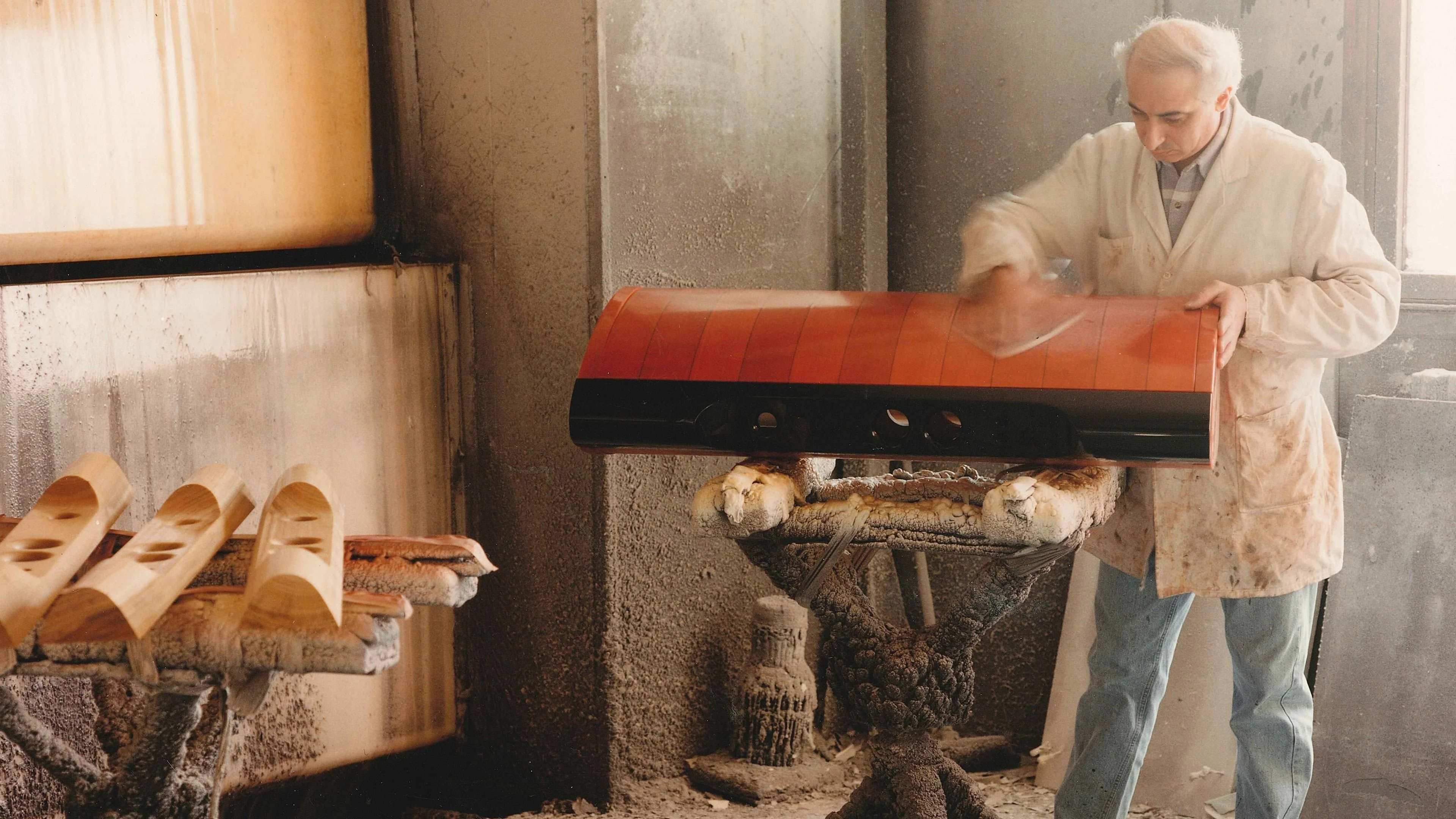 Artisan assemblant à la main une enceinte Sonus Faber dans l’usine d’Arcugnano, en Italie