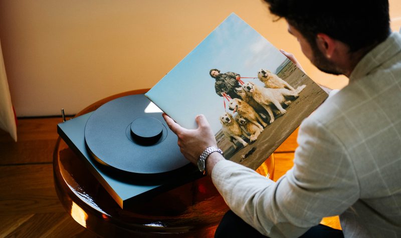 Photo illustration article maplatine.com : Platine vinyle entrée ou milieu de gamme : que choisir en 2026 ?