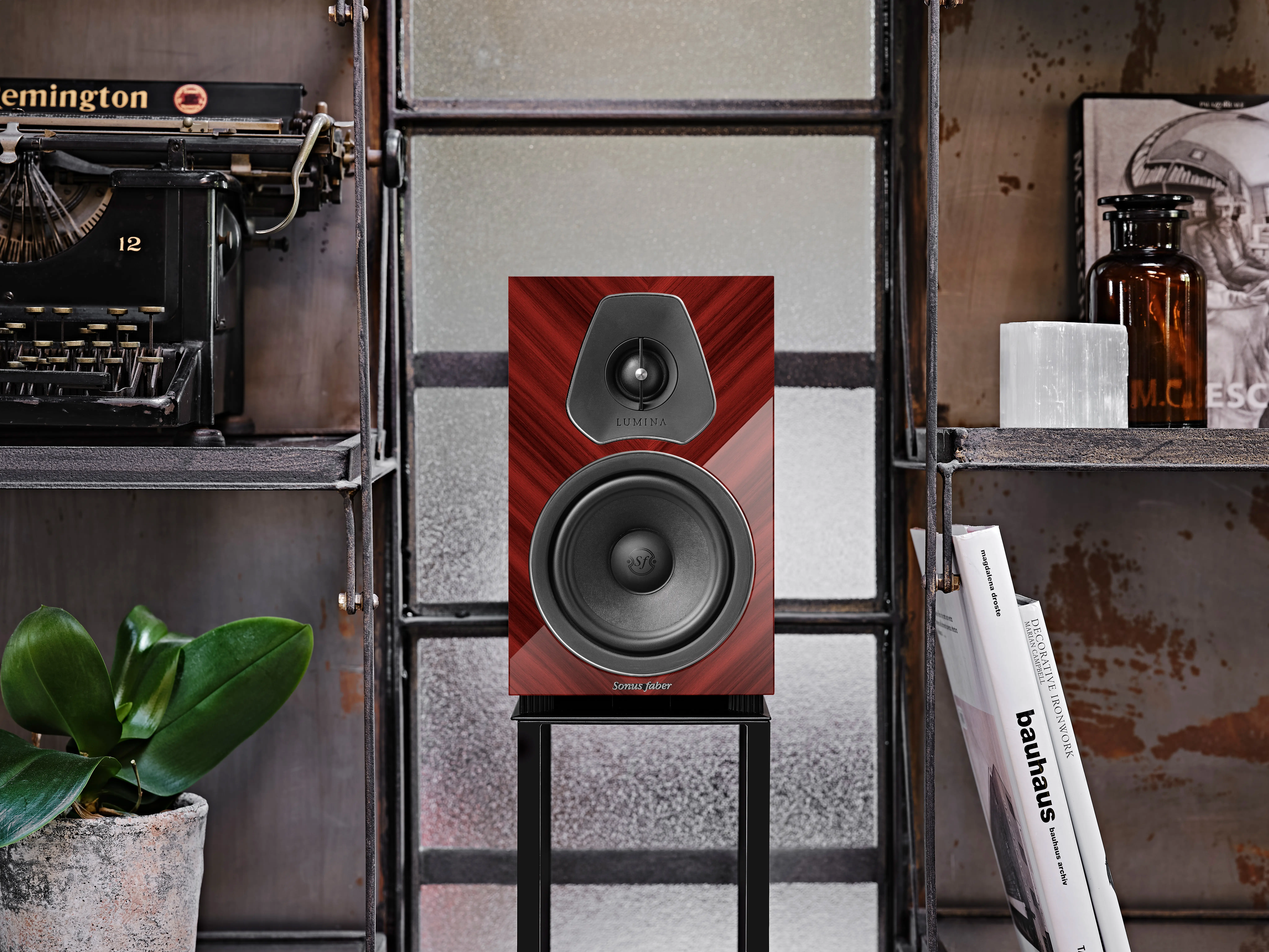 Enceintes Sonus Faber Lumina Amator II en vernis brillant avec placage bois à 45°