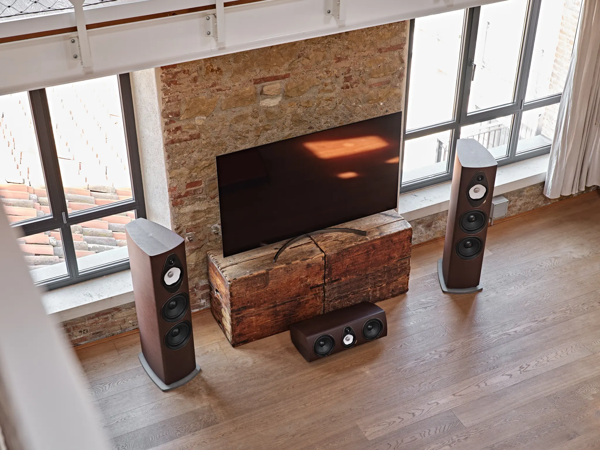 Sonus Faber Sonetto G2 floorstanding speakers in walnut finish in a living room, maPlatine.com selection