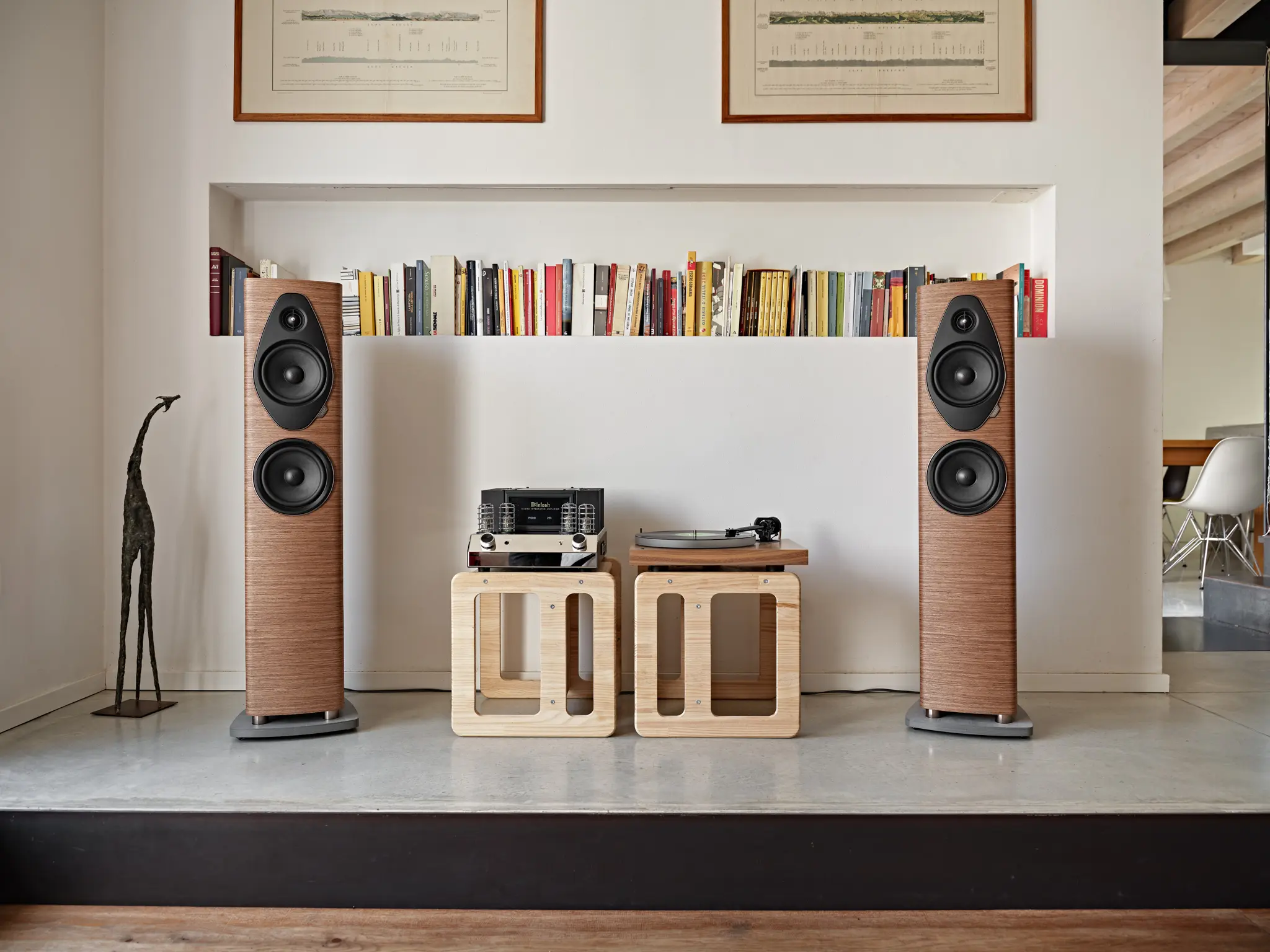 Chaîne Hi-Fi associant les enceintes Sonus Faber Sonetto VIII G2 à l’amplificateur McIntosh MA 352
