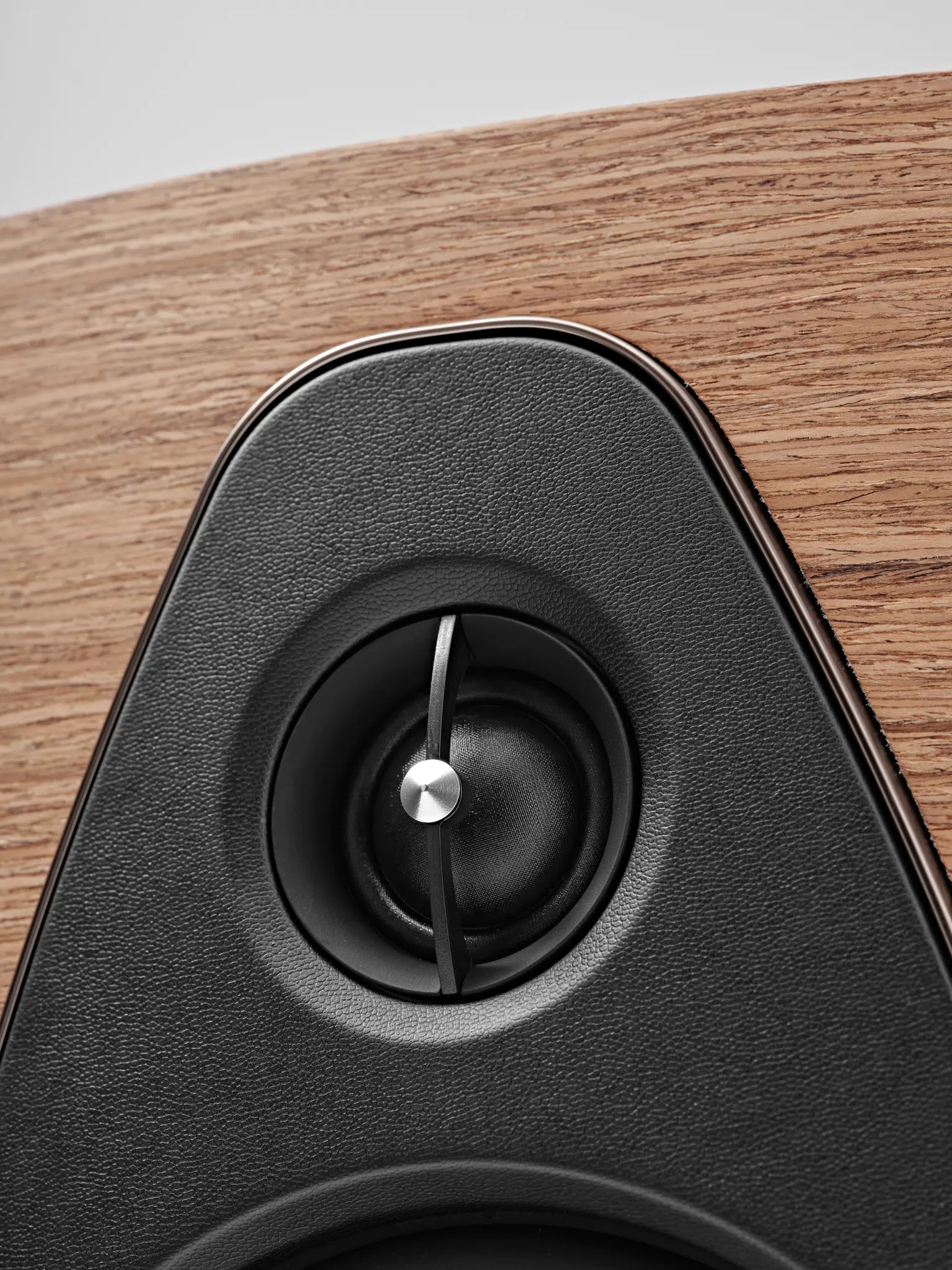 Tweeter à dôme et médium Camelia à motif floral d’une enceinte Sonus Faber Sonetto I G2, entourage en cuir