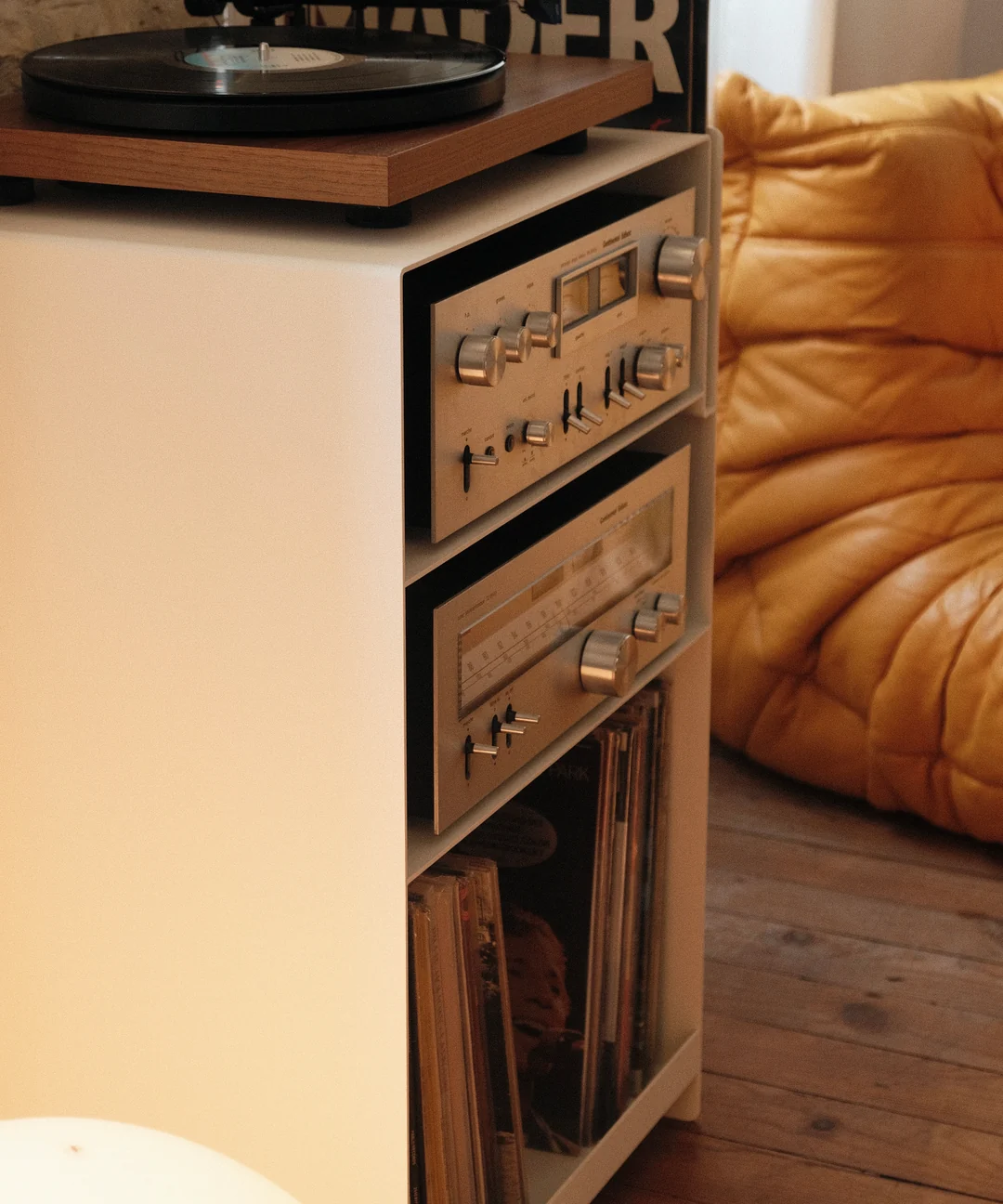 Close-up: Loia Console Vinyles Acier in powder-coated steel, storing about 150 records, made in France