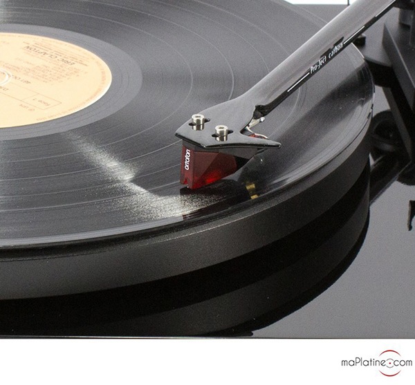 The Pro-Ject Debut Carbon 2M Red turntable