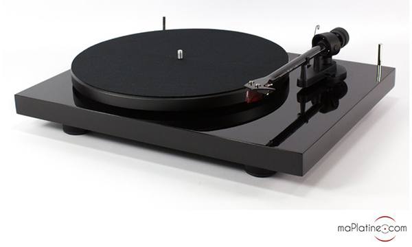 Pro-Ject Debut Carbon 2M Red turntable