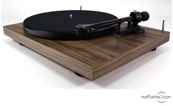 Pro-Ject Debut Carbon 2M Red turntable
