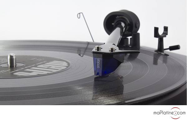 Cellule MM Ortofon 2M Blue sur platine vinyle Pro-Ject Debut Carbon