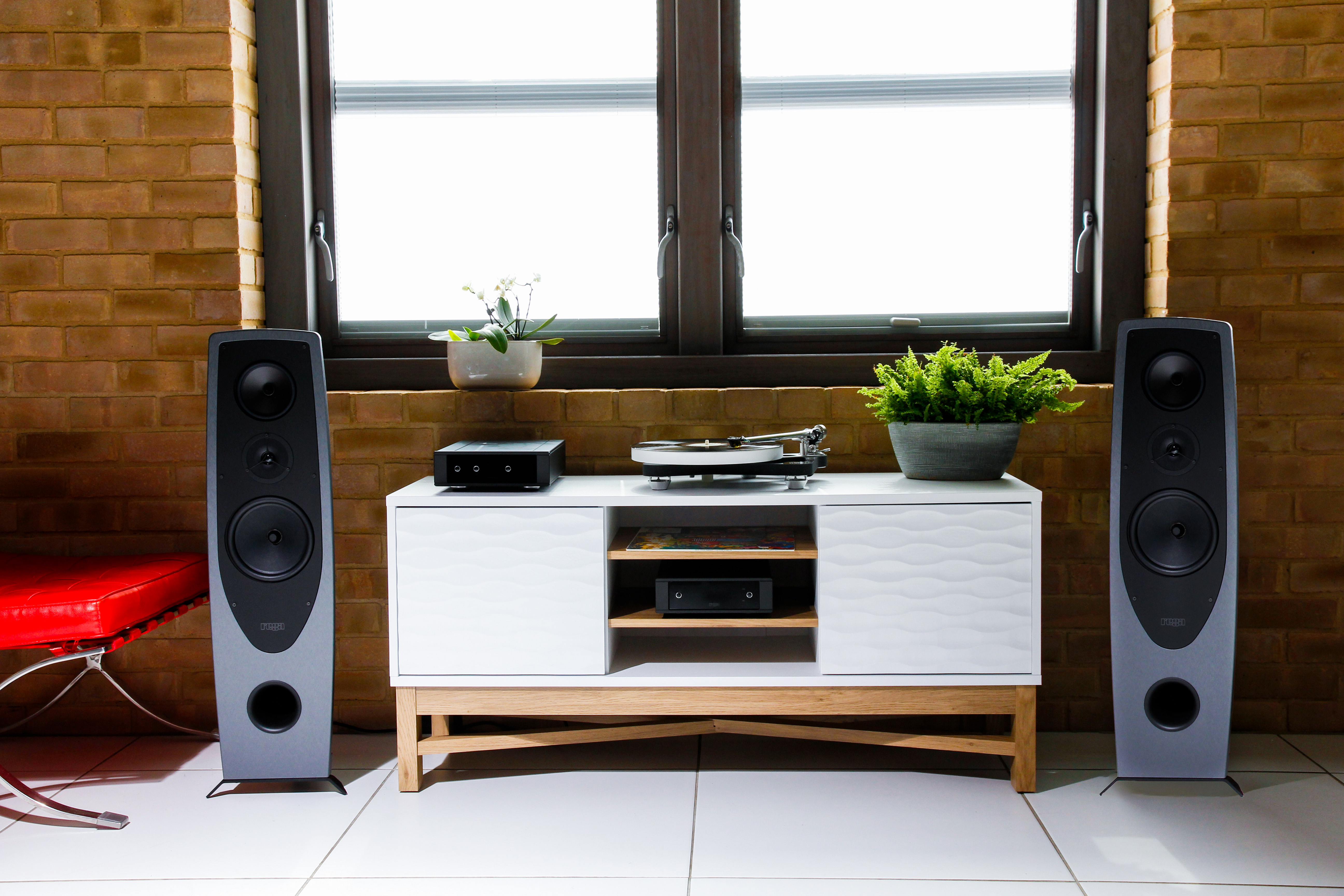 Enceintes colonne Rega Aya dans un salon