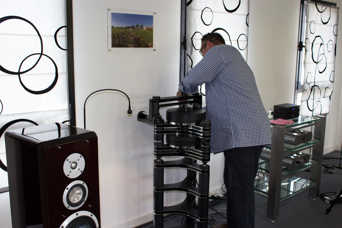 Robert Suchy Clearaudio monte et règle la platine vinyle Master Innovation 