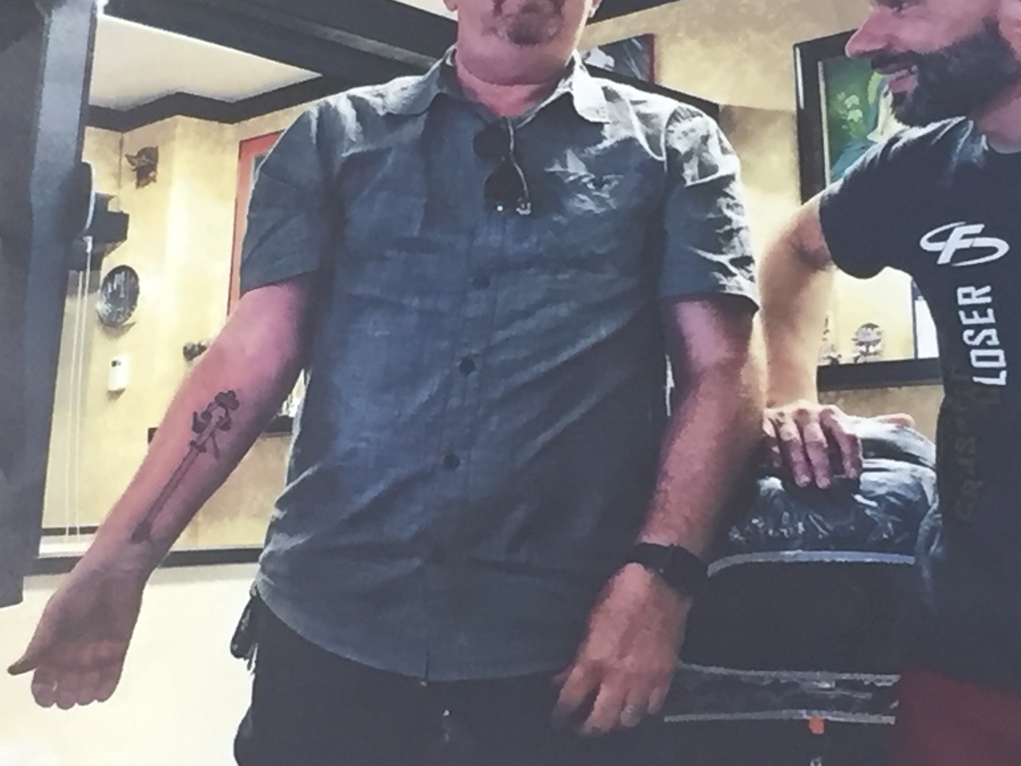 Technicien REGA avec un bras tatoué